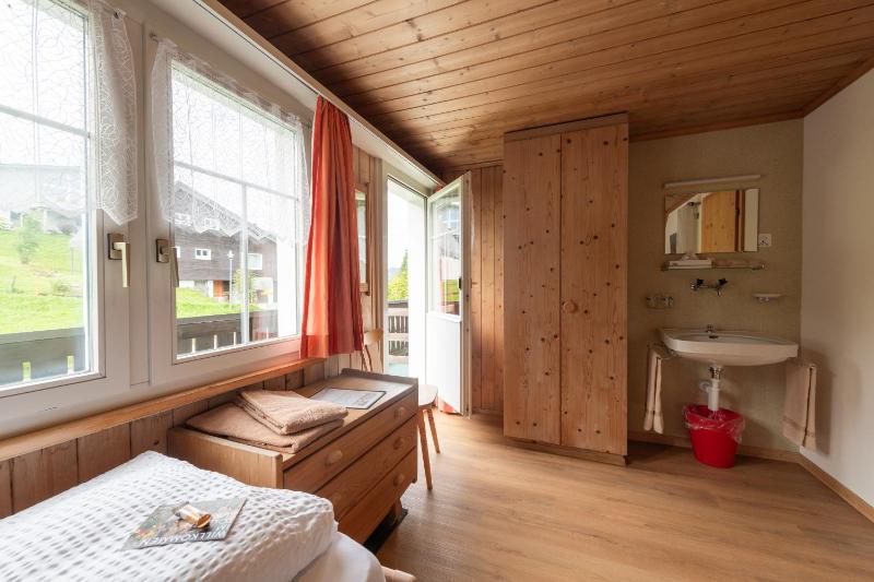 Single Room with Shared Shower and Toilet image 1