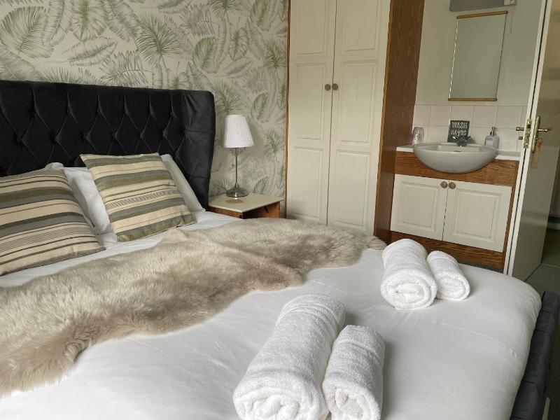 Double Room with Shared Bathroom image 3
