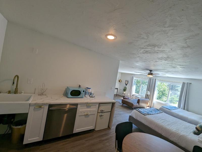 Sierra Blue Hotel & Swim Club - image 32