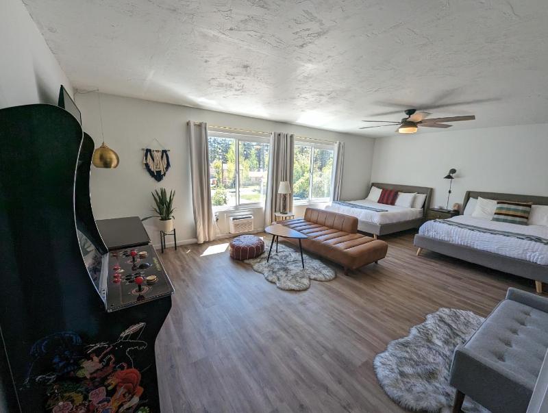 Sierra Blue Hotel & Swim Club - image 8