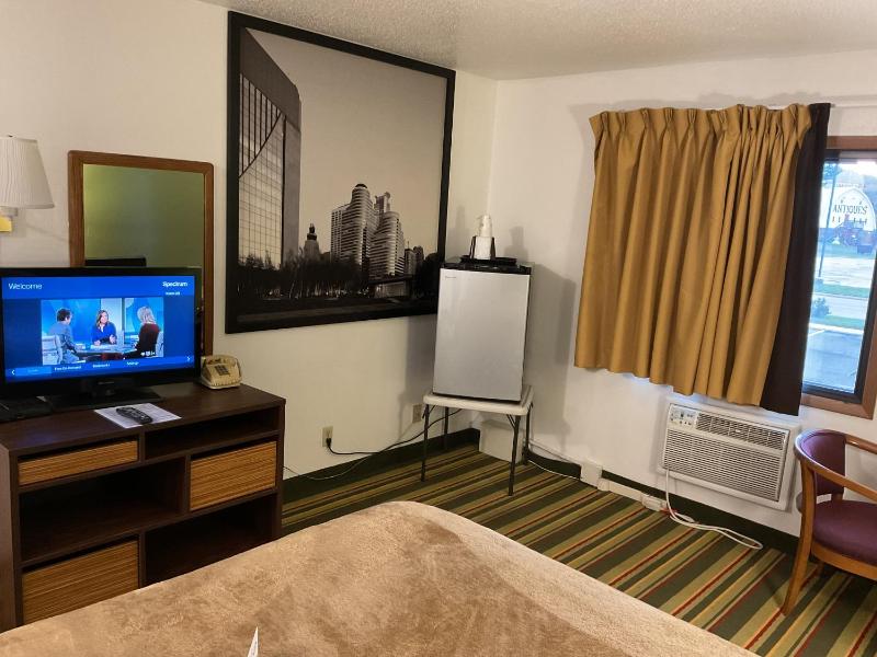 Queen Room - Disability Access image 1