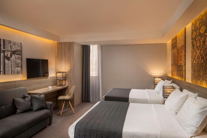 Deluxe Quadruple Room image 1