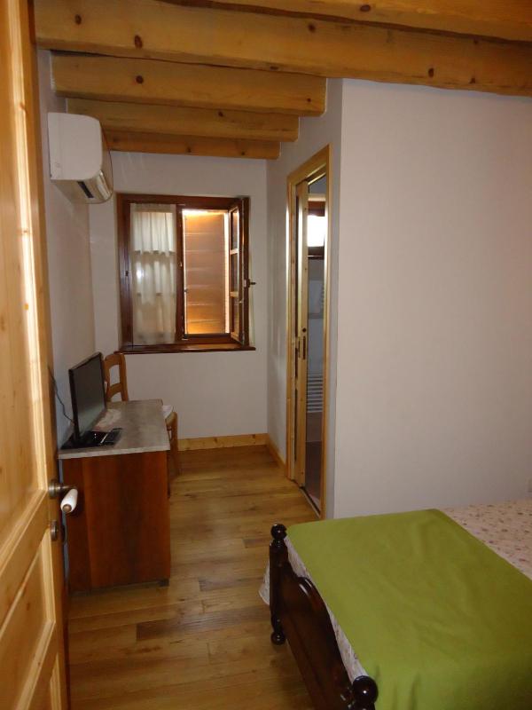 Single Room with Bathroom image 3