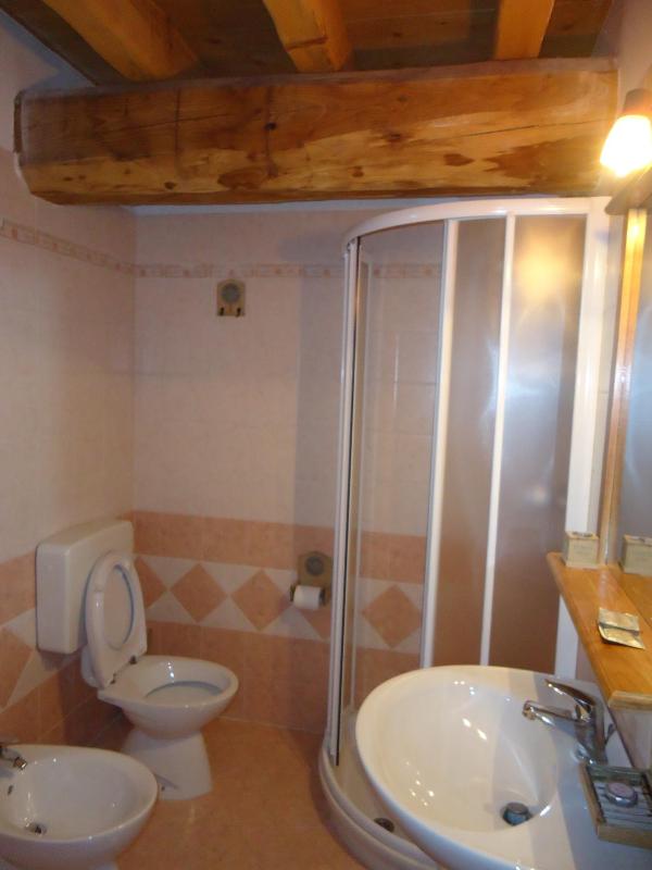 Single Room with Bathroom image 2