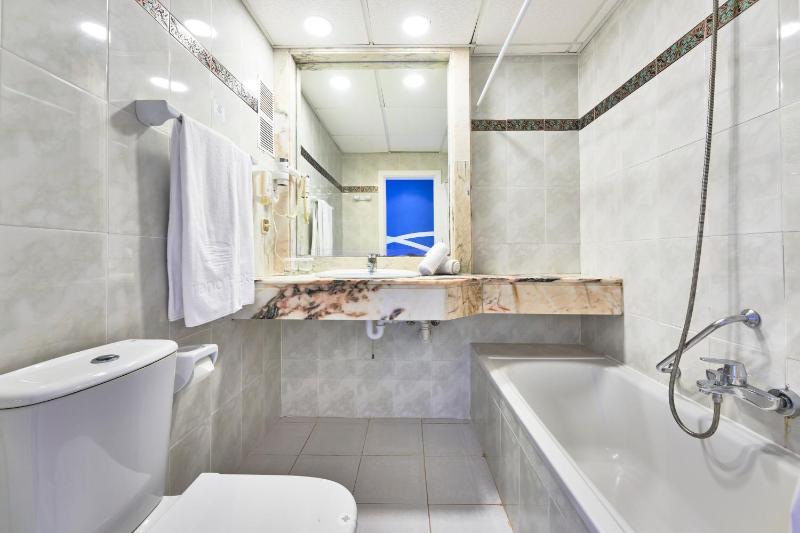 Twin Room image 1