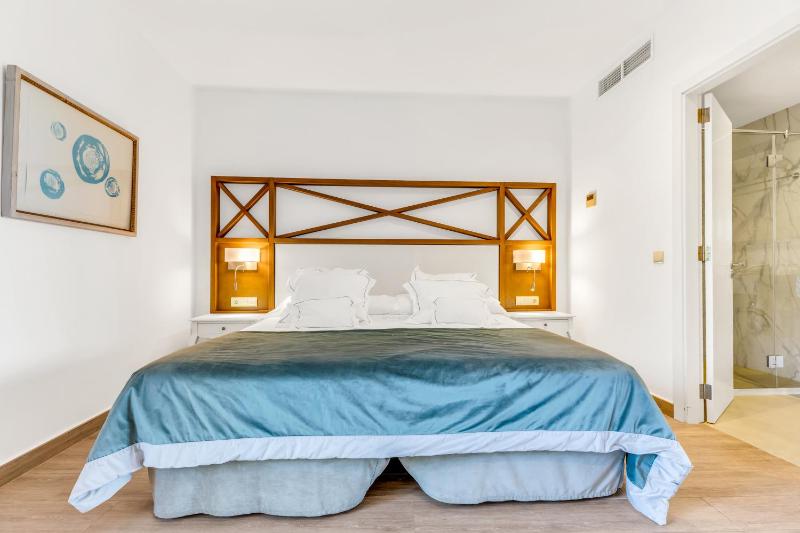 Double or Twin Room image 4