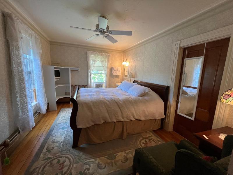 Queen Room image 2