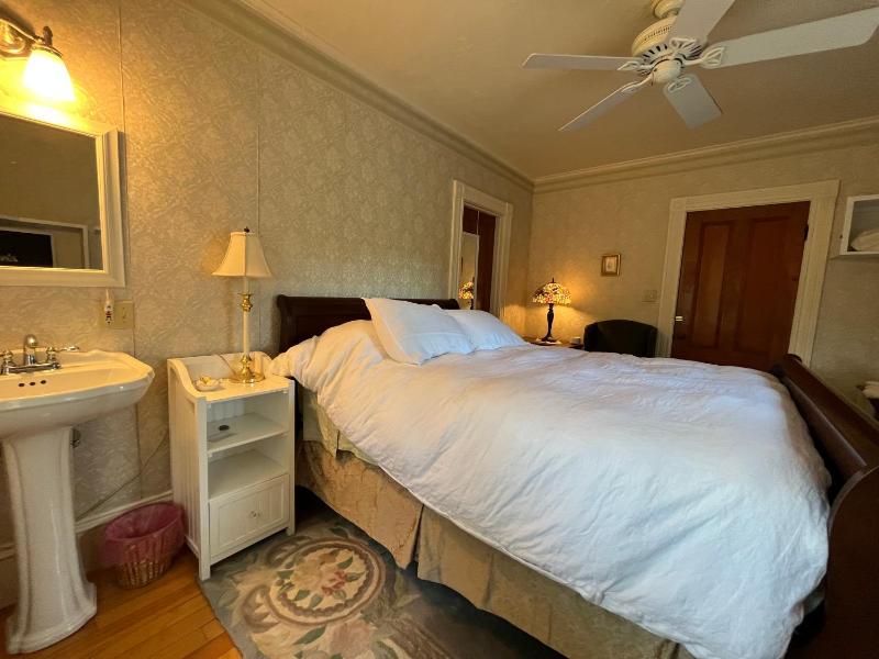 Queen Room image 3