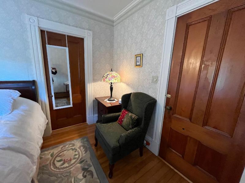 Queen Room image 4