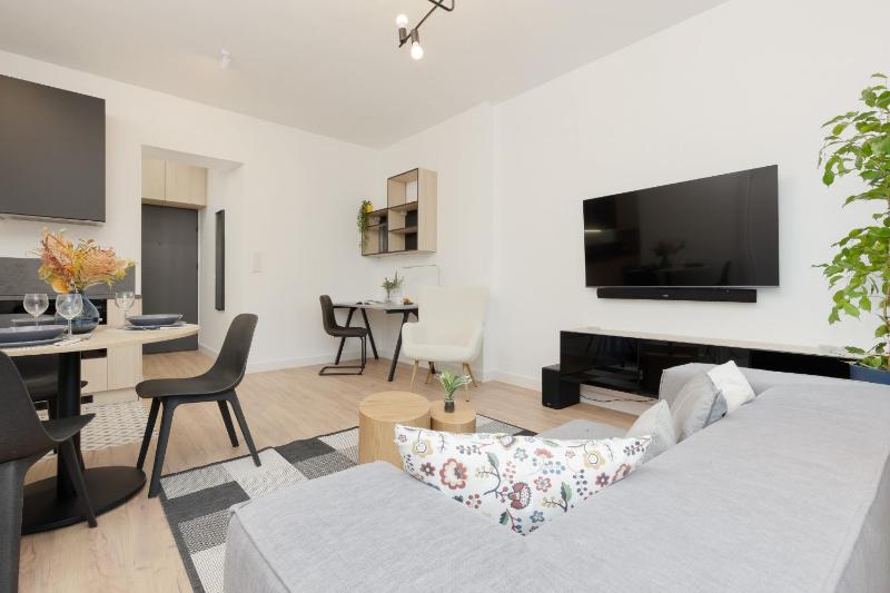 Warsaw Central Apartment 10 min walk from Palace of Culture & Science by Noclegi Renters - image 5