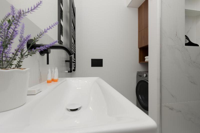 Warsaw Central Apartment 10 min walk from Palace of Culture & Science by Noclegi Renters - image 2