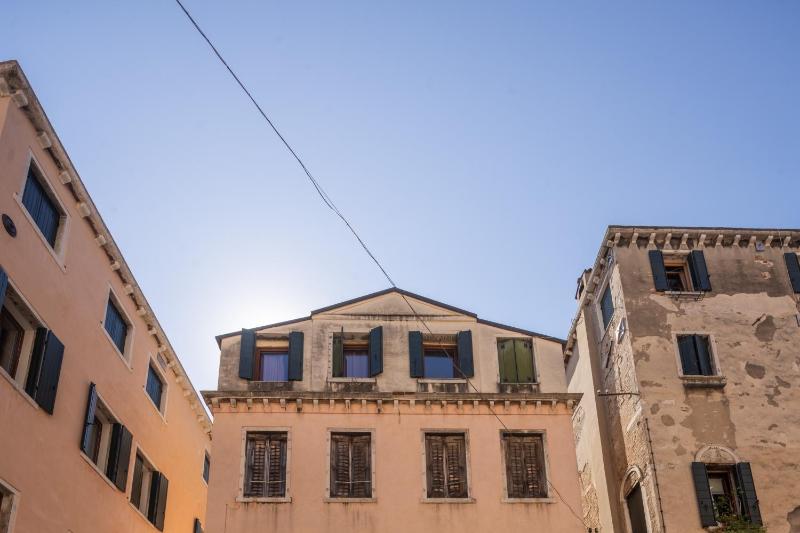 Sant'Aponal Cozy Apartment with Balcony R&R - image 7