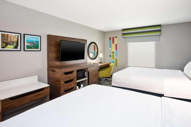 Room with Two Queen Beds - Non-Smoking image 3
