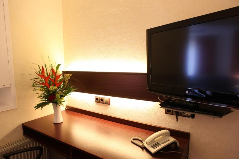 Superior Family Room image 3