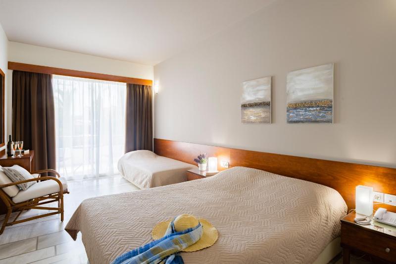 Standard Triple Room image 3