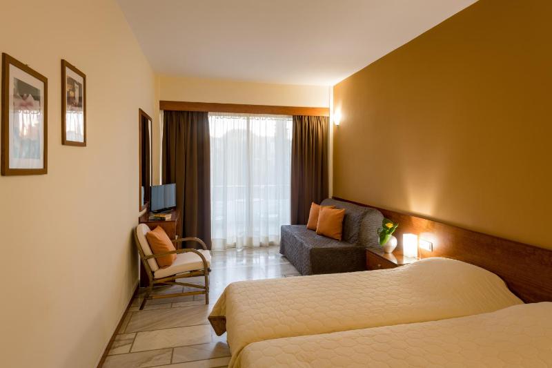 Standard Double/Twin Room image 4