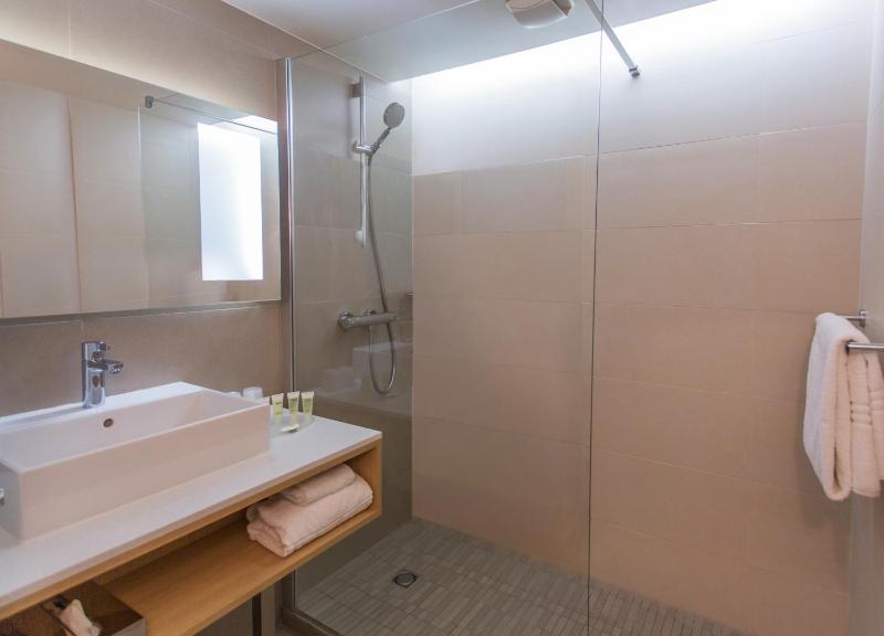 Standard room, Guest room, 1 King image 3