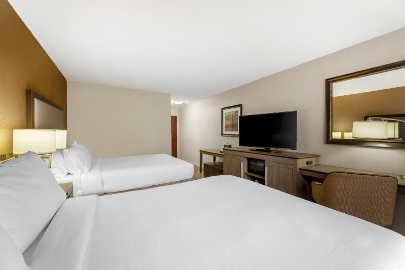 Queen Room with Two Queen Beds - Accessible/Non-Smoking  image 3