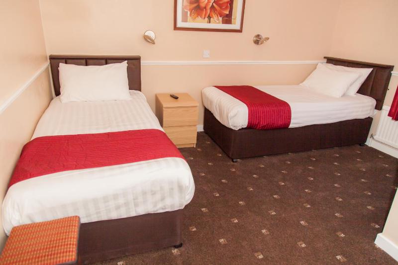 Twin Room image 4