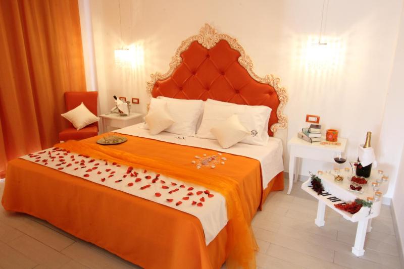 Deluxe Suite with Spa Bath image 3