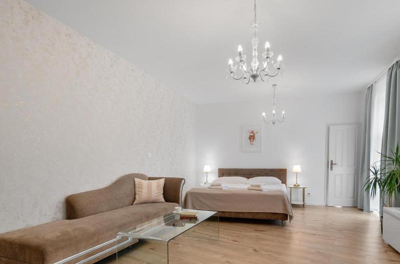 Deluxe Studio Apartment image 2