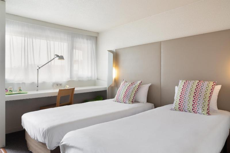 Standard Twin Room image 1