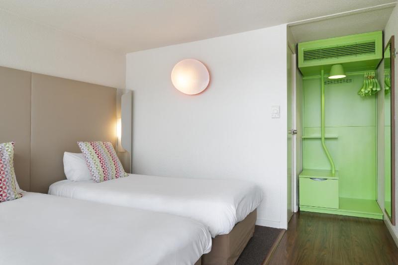 Standard Twin Room image 4