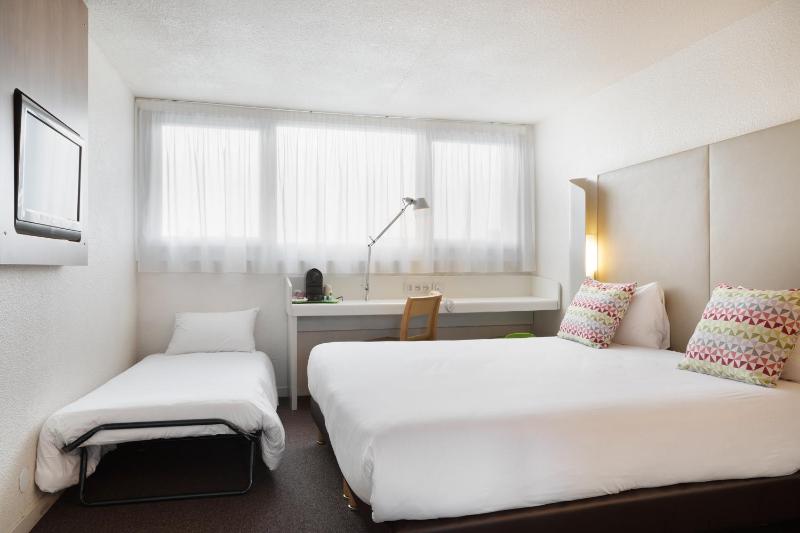 Superior Room with 1 Double Bed and 1 Extra Bed for 1 Child image 1