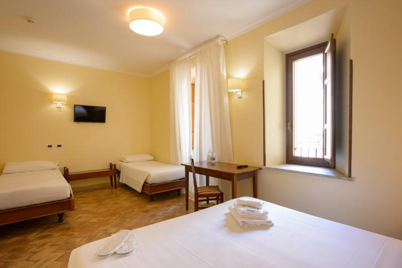 Quadruple Room image 2