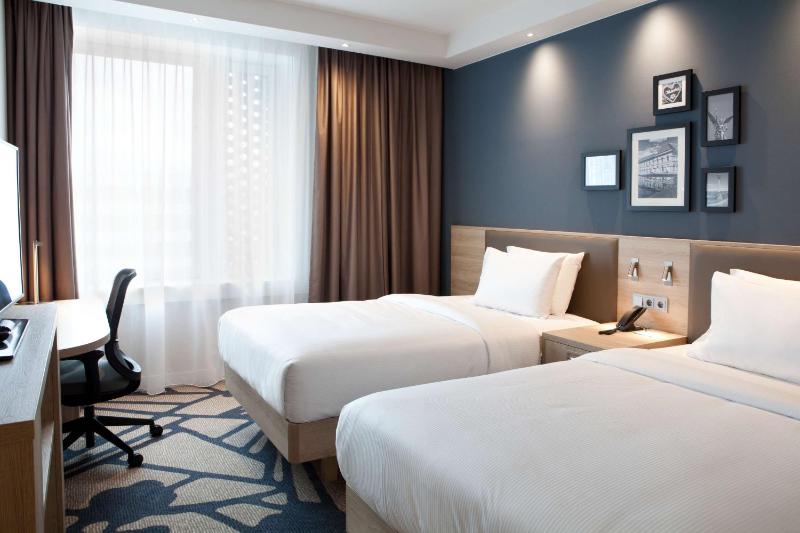 Twin Room image 3