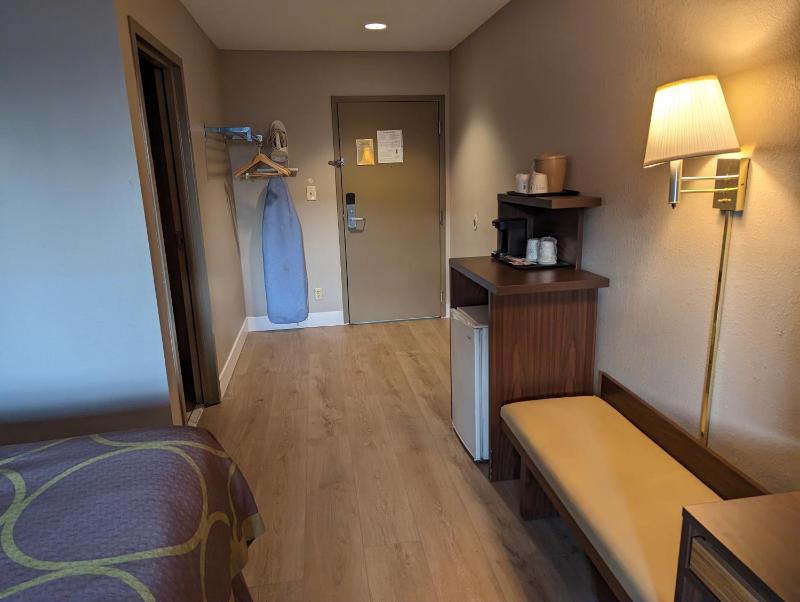 King Room - Non-Smoking image 2
