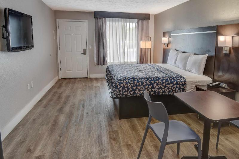 King Room with River View - Non Smoking/Exterior Corridor image 4