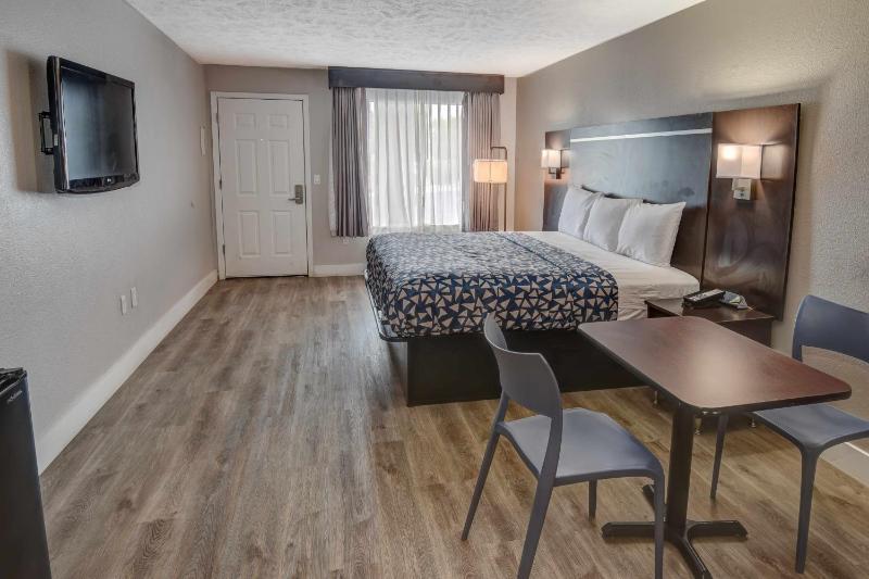 King Room with River View - Non Smoking/Exterior Corridor image 2