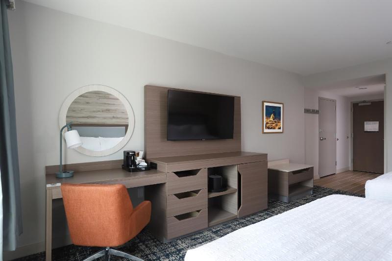 Queen Room with Two Queen Beds - Non-Smoking image 2