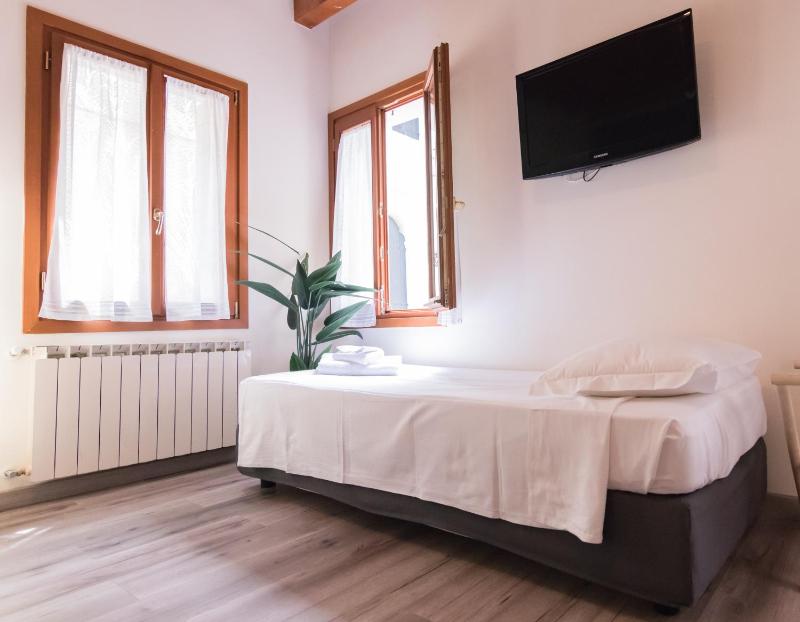 Economy Triple Room image 4