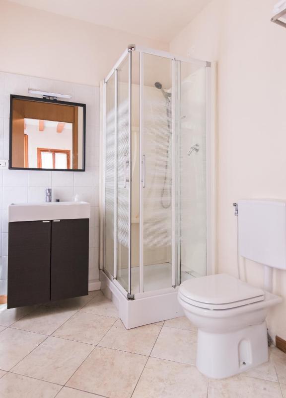 Economy Triple Room image 3