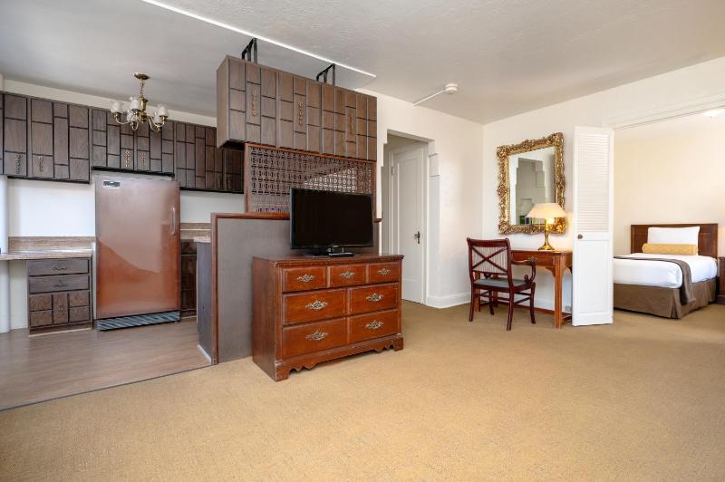 Twin Suite with Two Twin Beds (No Air-Conditioning) image 3