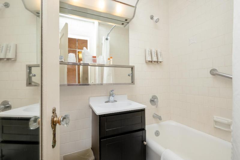 Deluxe Twin Studio with Two Twin Beds (No Air-Conditioning) image 2