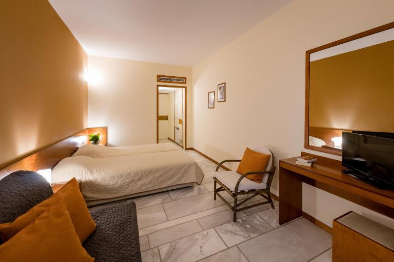 Standard Double/Twin Room image 3