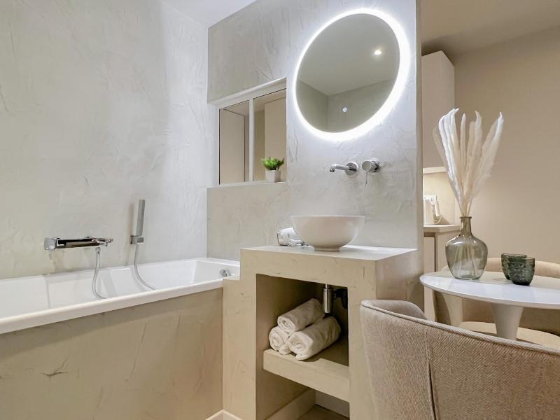 Loveroom Muse old town jacuzzi Annecy vieille ville - image 41