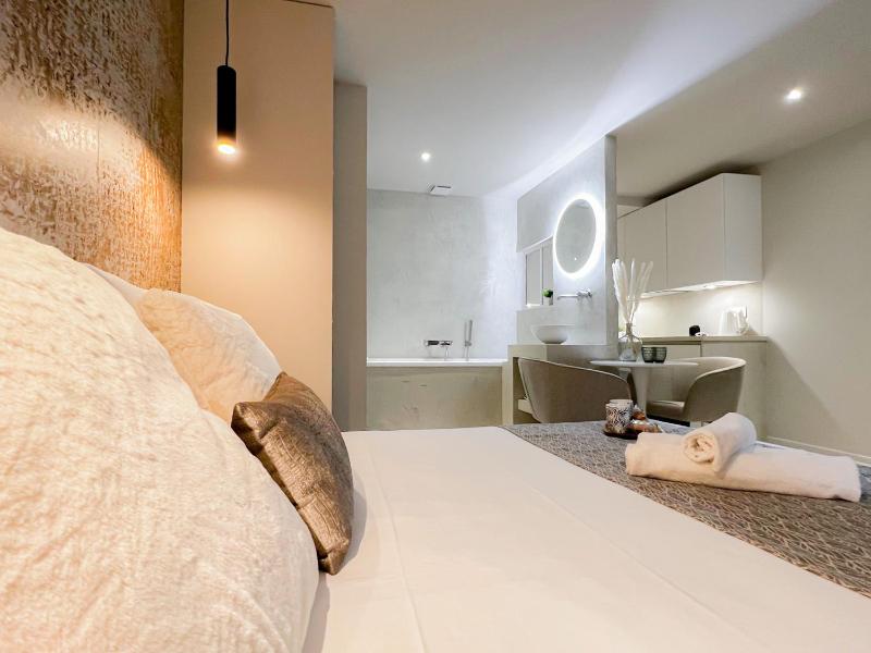 Loveroom Muse old town jacuzzi Annecy vieille ville - image 19