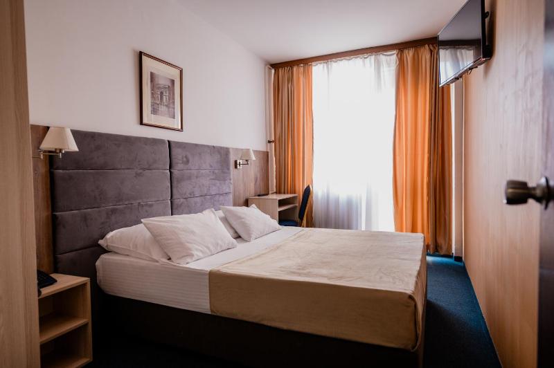 Hotel Slavija - image 2