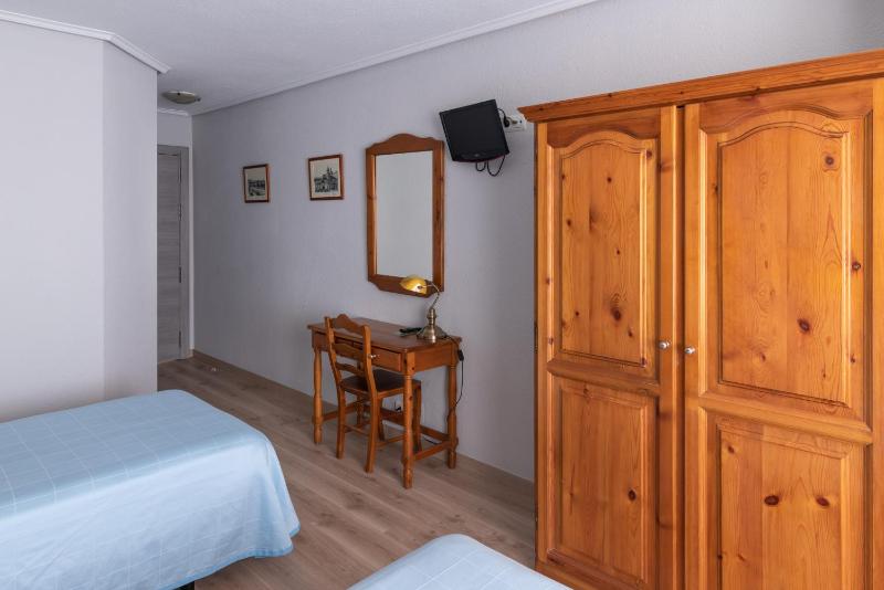 Twin Room image 3