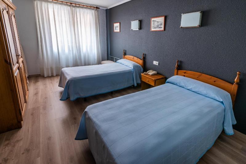Superior Twin Room image 3