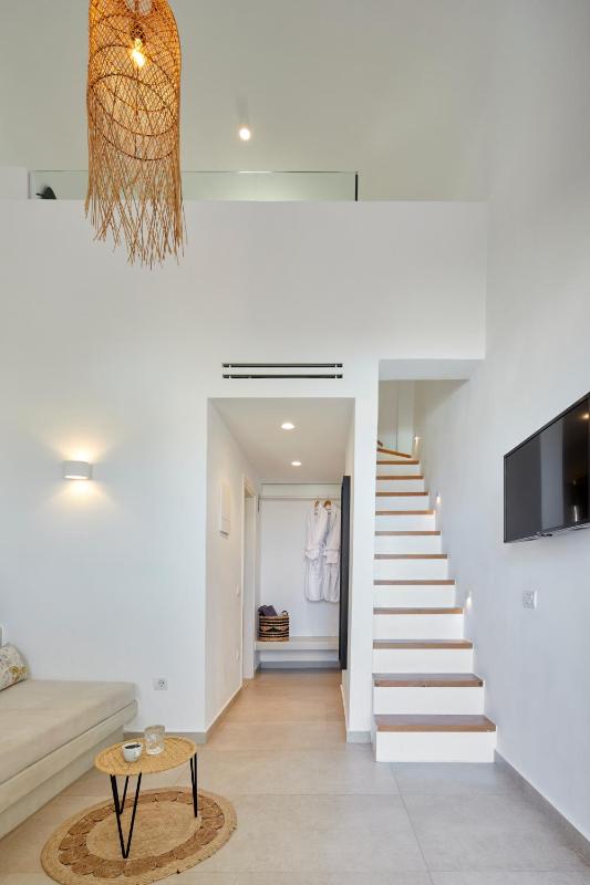 Adorno Oia - image 15