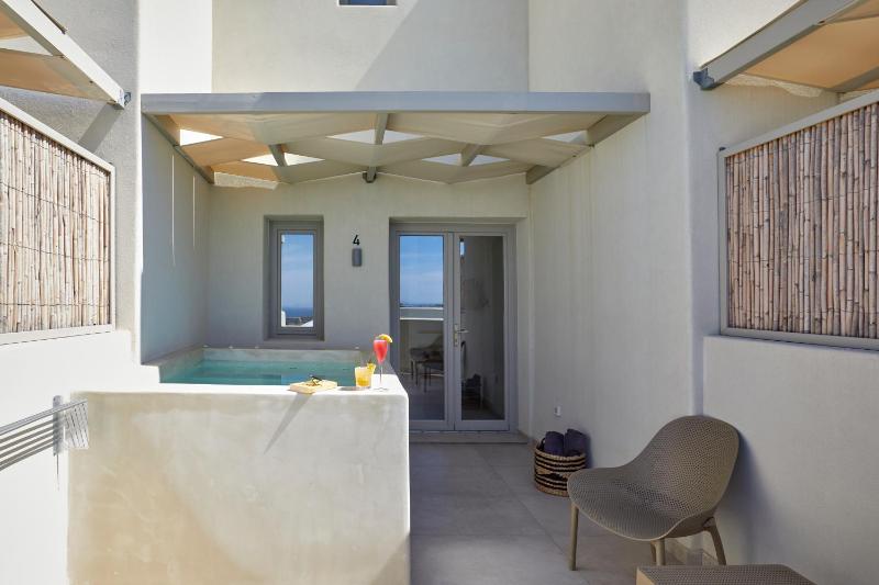 Queen Suite with outdoor heated Hot Hydromassage Tub image 4
