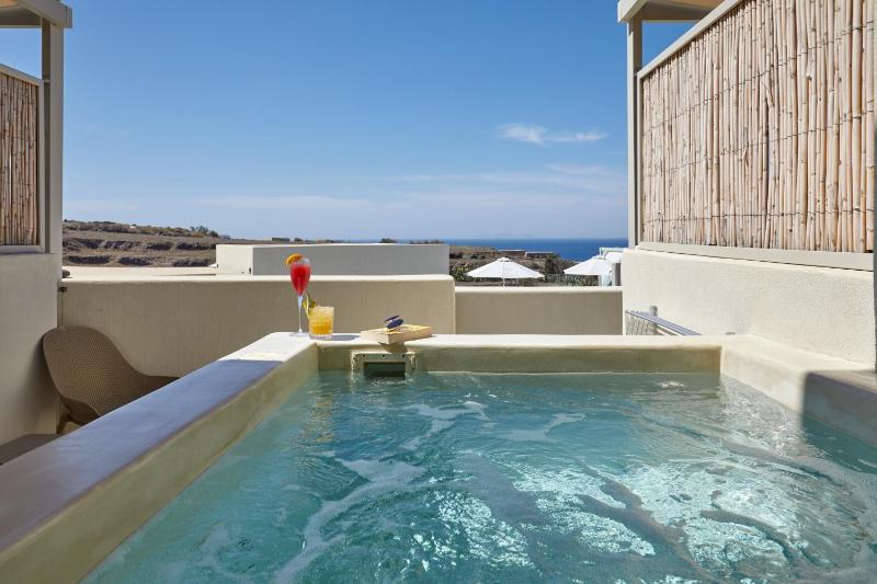 Queen Suite with outdoor heated Hot Hydromassage Tub image 2