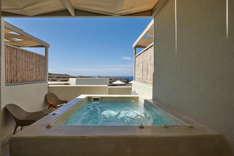 Queen Suite with outdoor heated Hot Hydromassage Tub image 3
