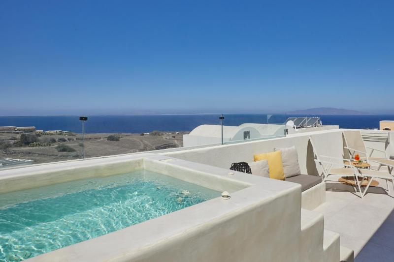 Honeymoon Suite with Outdoor Heated Jetted Tub image 1