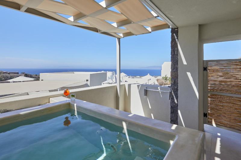 Deluxe Suite with outdoor heated Hot Hydromassage Tub image 1